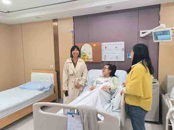 9州体育网址工会走访慰问生育女员工